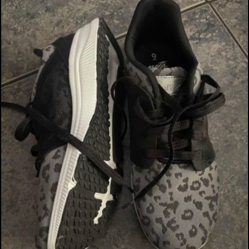 Woman’s 9 Leopard Sneakers